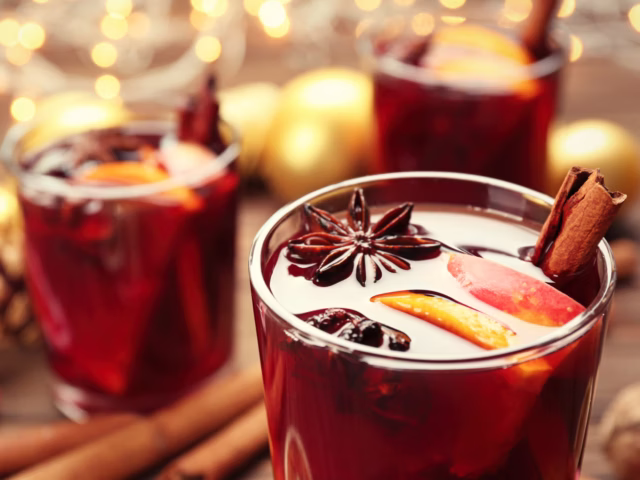 🎄 Holiday Eating Without the Bloat: 7 Gut-Friendly Tips That Work