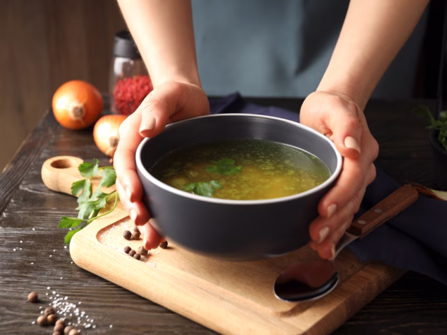 🔥 The Best Warm Foods for Gut Health This Season (Soups, Stews & Spices)